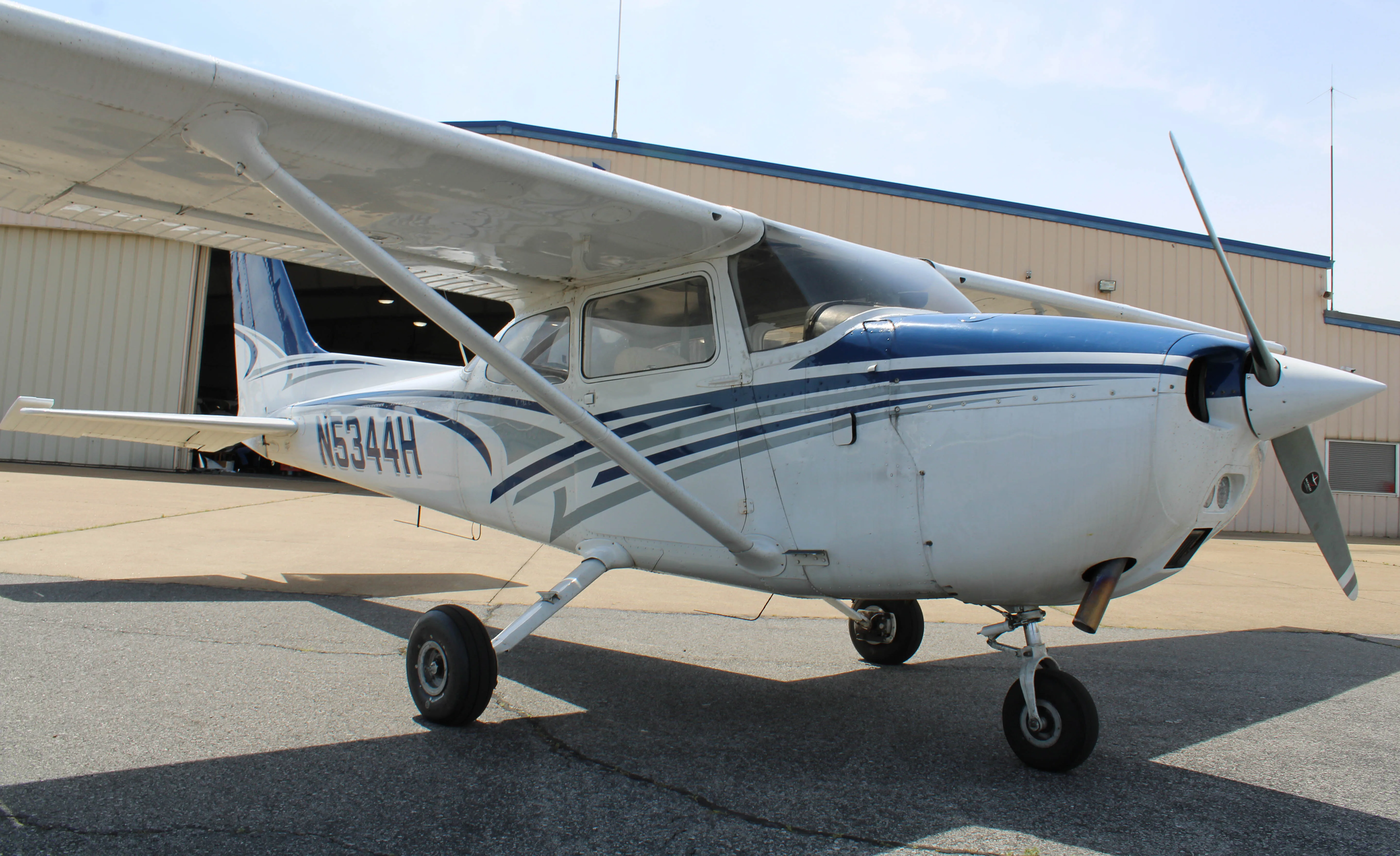 Cessna 172 Skyhawk used for Magnolia flight training